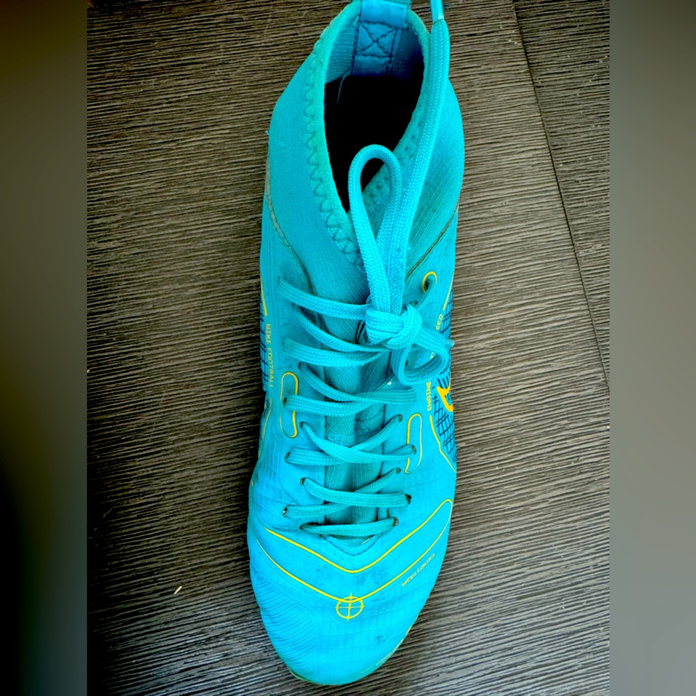 Built for speed Nike Mercurial Superfly 8 Academy. Size 2 youth